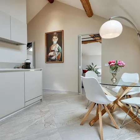 Skyview Apartment *